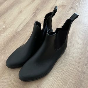 Jcrew Chelsea rain boots (size 7)
